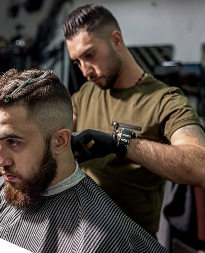 brutal-man-sits-in-the-chair-at-a-barber-shop-barb-A4TZ2UD.jpg